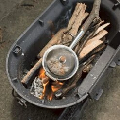 Kikkerland Huckleberry Popcorn Maker - Maak Je Eigen Popcorn - Popcornpan - Kampvuur - Buitenspeelgoed - Buitenspelen - Kamperen -Beste Kampeer Winkel 1200x1200 1126