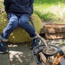 Kikkerland Huckleberry Popcorn Maker - Maak Je Eigen Popcorn - Popcornpan - Kampvuur - Buitenspeelgoed - Buitenspelen - Kamperen -Beste Kampeer Winkel 1200x1200 1127