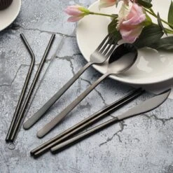 House Of Husk Reisbestek - Reis Bestekset - Chopsticks - Metalen Rietjes Met Borstel - Lepel - Vaatwasserbestendig - RVS - 7 Delig - Zwart -Beste Kampeer Winkel 1200x1200 1133