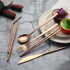 House Of Husk Reisbestek - Reis Bestekset - Chopsticks - Metalen Rietjes Met Borstel - Lepel - Vaatwasserbestendig - RVS - 7 Delig - Rose Goud -Beste Kampeer Winkel 1200x1200 1143
