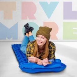 TRVLMORE Slaapmat - Zelfopblazend - 1 Persoons - Ingebouwde Pomp En Kussen - Blauw -Beste Kampeer Winkel 1200x1200 1215