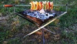 Firekorf + Grill + Spit : Opvouwbare Vuurkorf / Vuurschaal Met Rooster En Spit - Draagbare BBQ - Opbergtas - Kampeer Grill - Kookset -Beste Kampeer Winkel 1200x685