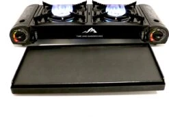 T&S - Draagbaar Dubbel Gasvuur Met Grillplaat En Transportkist - Camping Kooktoestel - Kookstel - Bakplaat - Gasfornuis - 2 Pits - Elektrische Ontsteking - Kookvuur - Kampeer Vuur -Beste Kampeer Winkel 1200x830