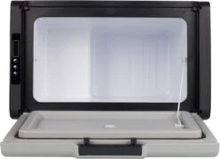 Campart Koelbox XXL CB-8695 – Koelen En Vriezen – LED Display Met Digitale Temperatuurweergave - Coolbox 230V En 12V - 35 Liter - Zwart -Beste Kampeer Winkel 1200x866 2