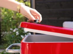 AXI Retro Cooler Rood - Koeler Met Wielen - 76L Inhoud - Koelbox Met Aftapkraan 31 AXI Retro Cooler Rood - Koeler Met Wielen - 76L Inhoud - Koelbox Met Aftapkraan -Beste Kampeer Winkel 1200x900 12