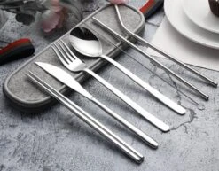 House Of Husk Reisbestek - Reis Bestekset - Chopsticks - Metalen Rietjes Met Borstel - Lepel - Vaatwasserbestendig - RVS - 7 Delig - Zilver 11 House Of Husk Reisbestek - Reis Bestekset - Chopsticks - Metalen Rietjes Met Borstel - Lepel - Vaatwasserbestendig - RVS - 7 Delig - Zilver -Beste Kampeer Winkel 1200x940 3